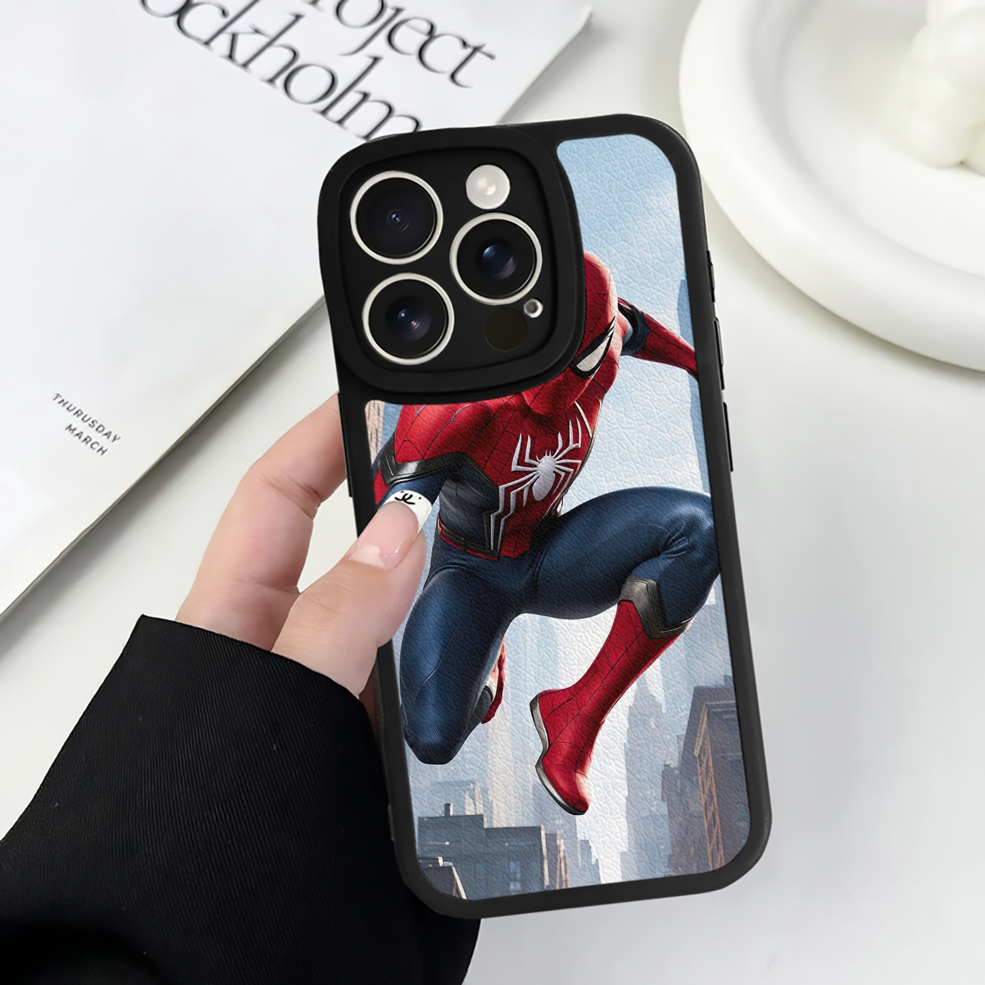 Spider Man スパイダーマン 【iPhone 16シリーズ対応】シリコンスマホケース（レザー調） 材質：シリコン